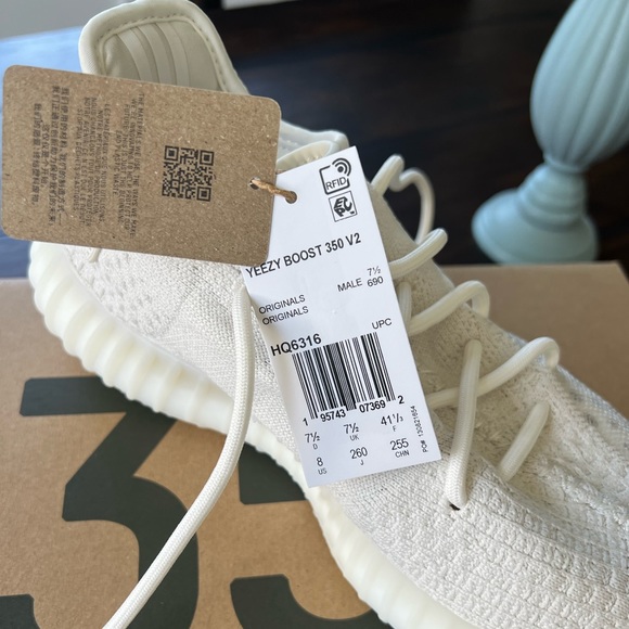 NWT Yeezy Boost 350 V2 Bone Size 8 - Picture 4 of 9